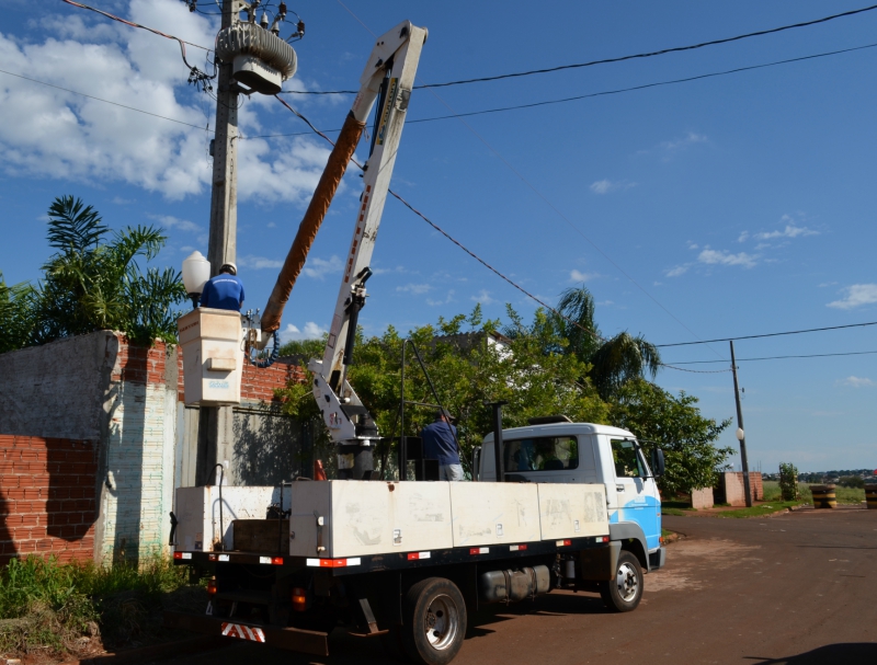 Vândalos cortam fios da iluminação pública do Conjunto Mauá